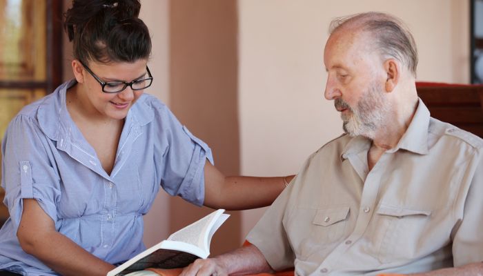Giúp quan hệ giữa người chăm sóc và người bệnh cải thiện